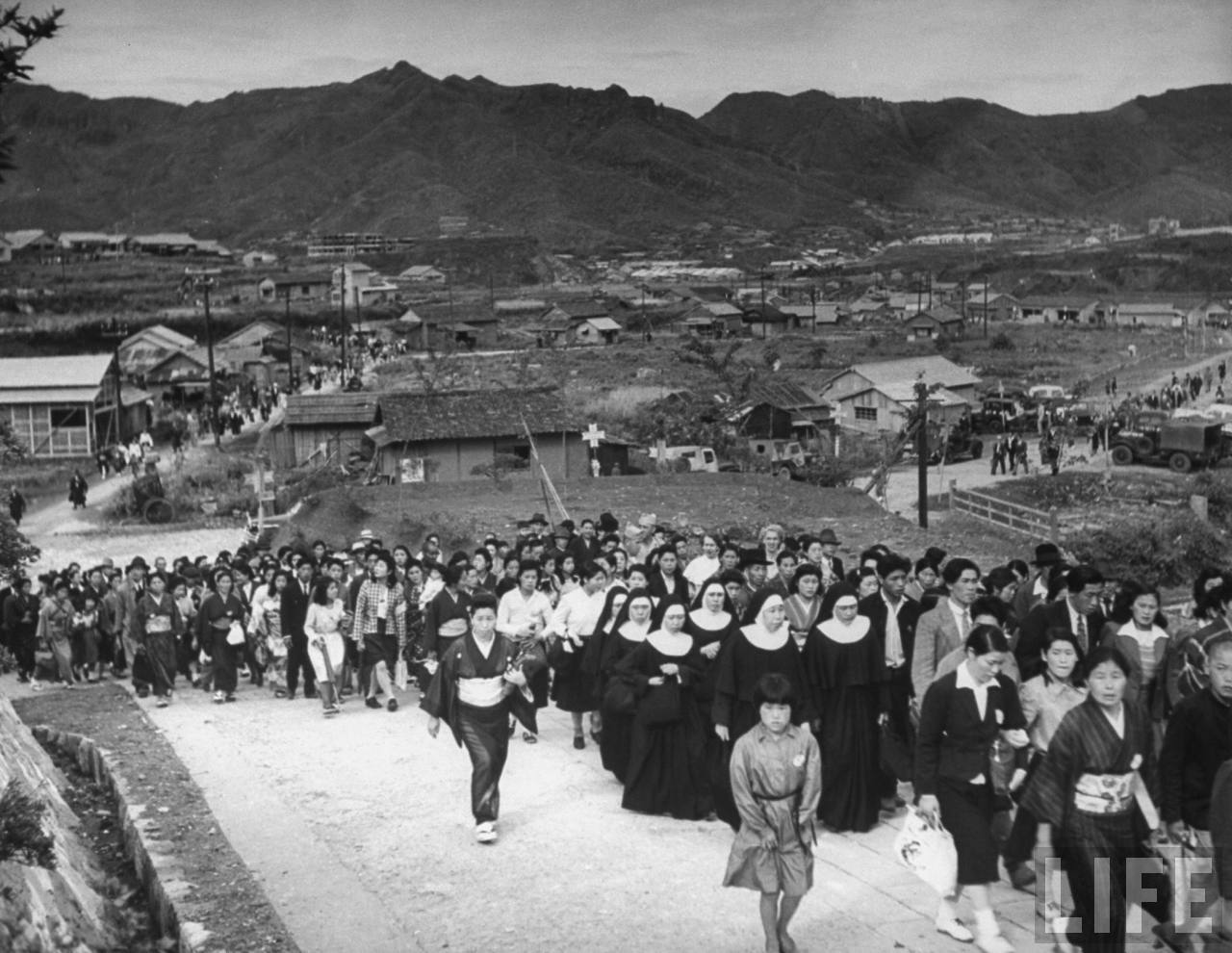 大批信友前往參與彌撒，圖中可見信友穿著傳統日本服飾，而修女們亦穿著會衣出席