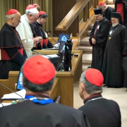 教宗方濟各在10月5日的會議中帶領祈禱 (Photo: L'Osservatore Romano)
